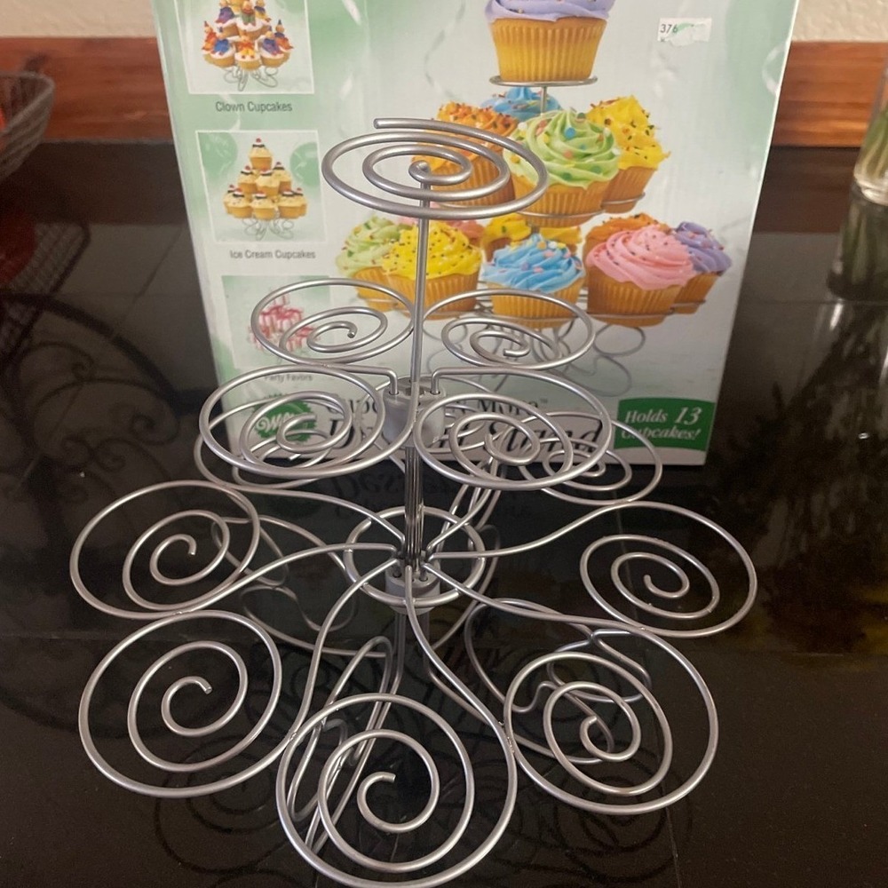 Wilton‎ Cupcakes Dessert Stand Silver Metal 3 Tier 13 Count Spiral 307-831